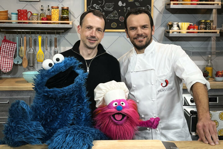 Regisseur Sören Schulz mit Steffen Henssler, Krümelmonster und Gonger am Set von Krümelmonsters Foodie Truck mit Steffen Henssler"